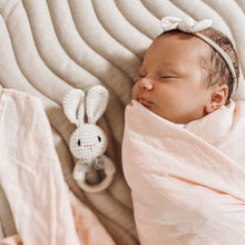 Carica l'immagine nel visualizzatore di Gallery, Crochet Bunny Baby Rattle (Natural)